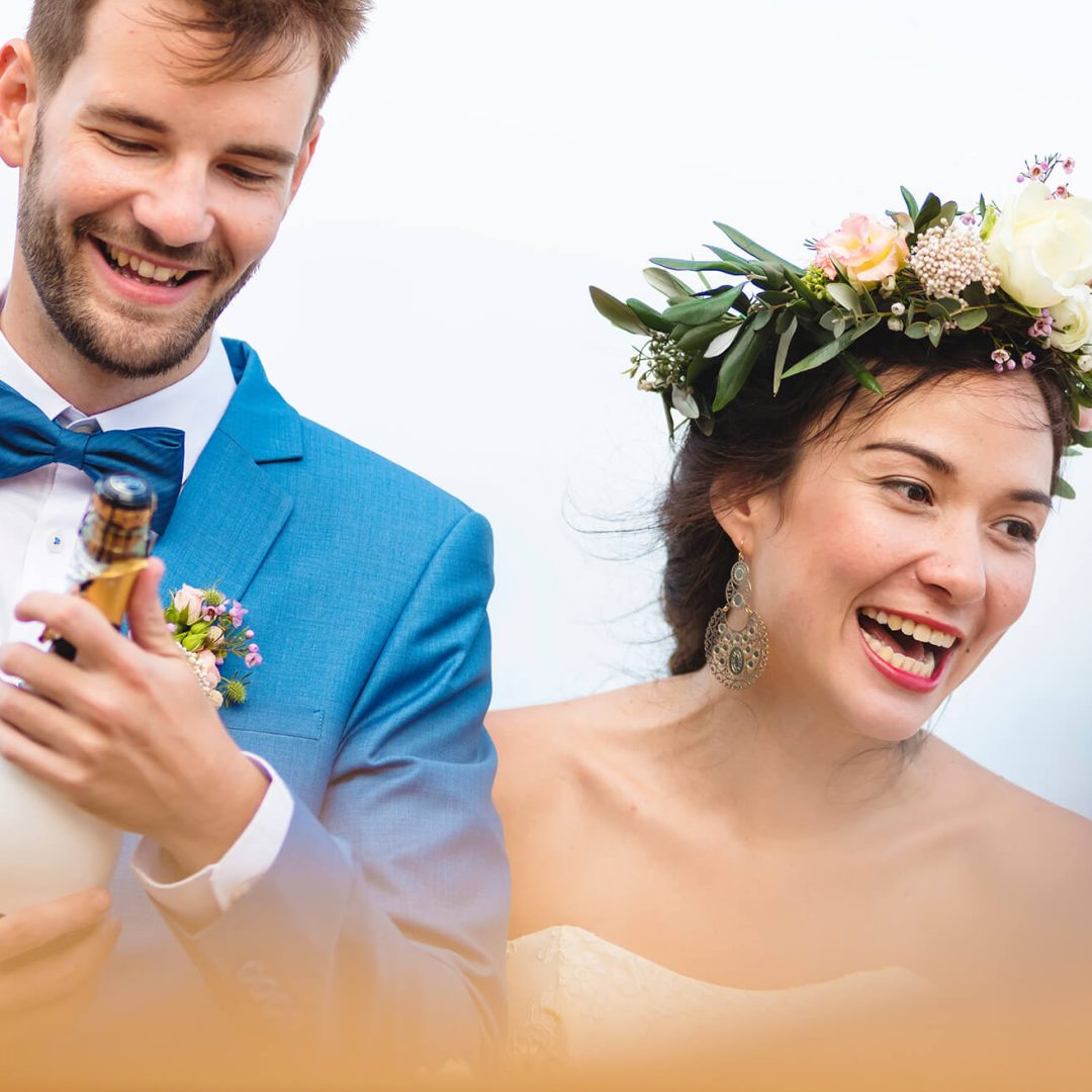 young-couple-in-a-wedding-ceremony-at-the-beach-CPF57WM.jpg